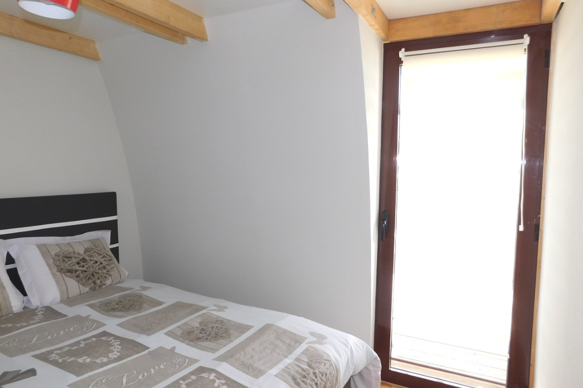 Chambre avec placard (ouverture sur la terrasse), literie labellisé belle literie excellence française