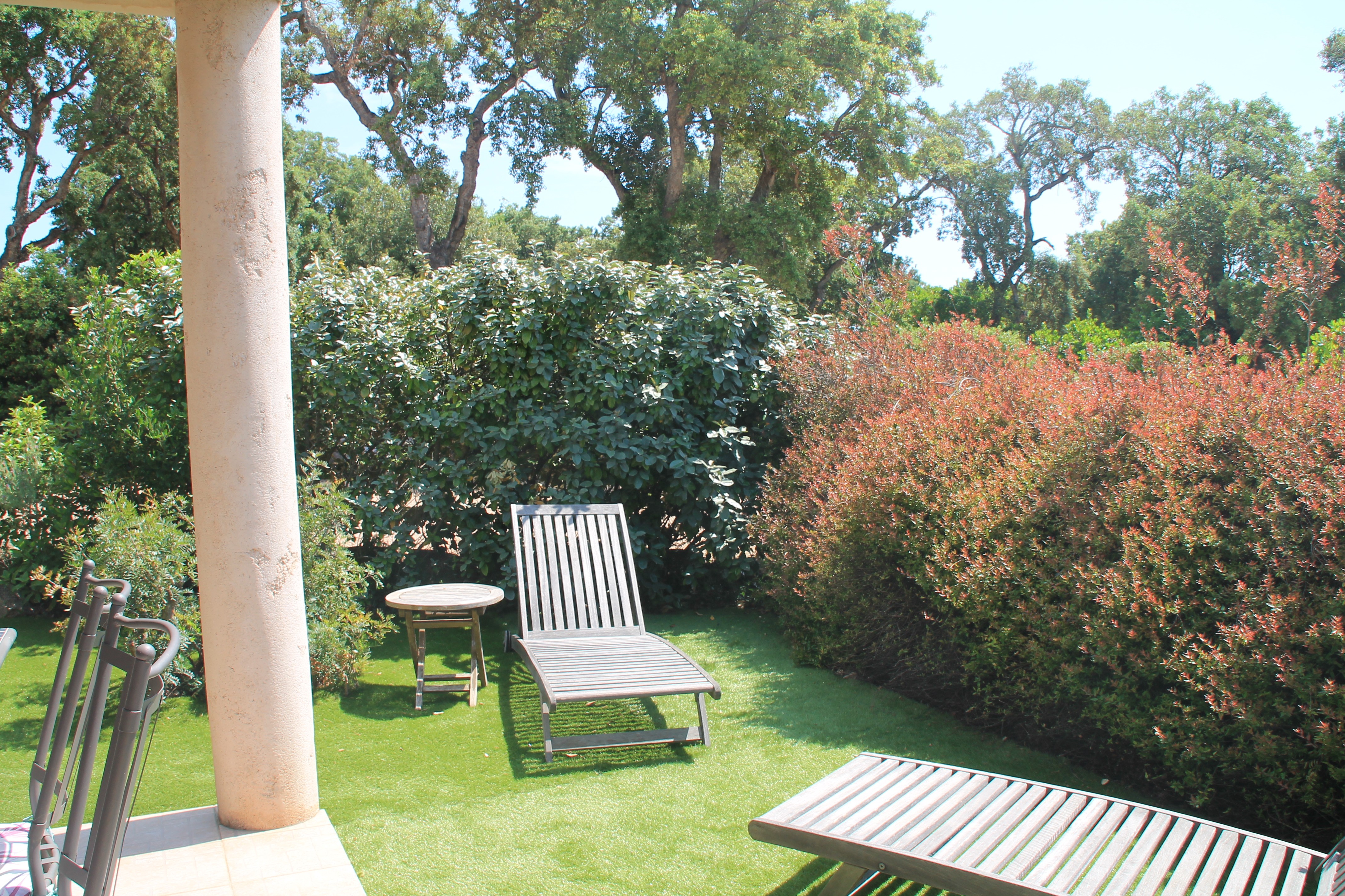 Coin détente devant terrasse