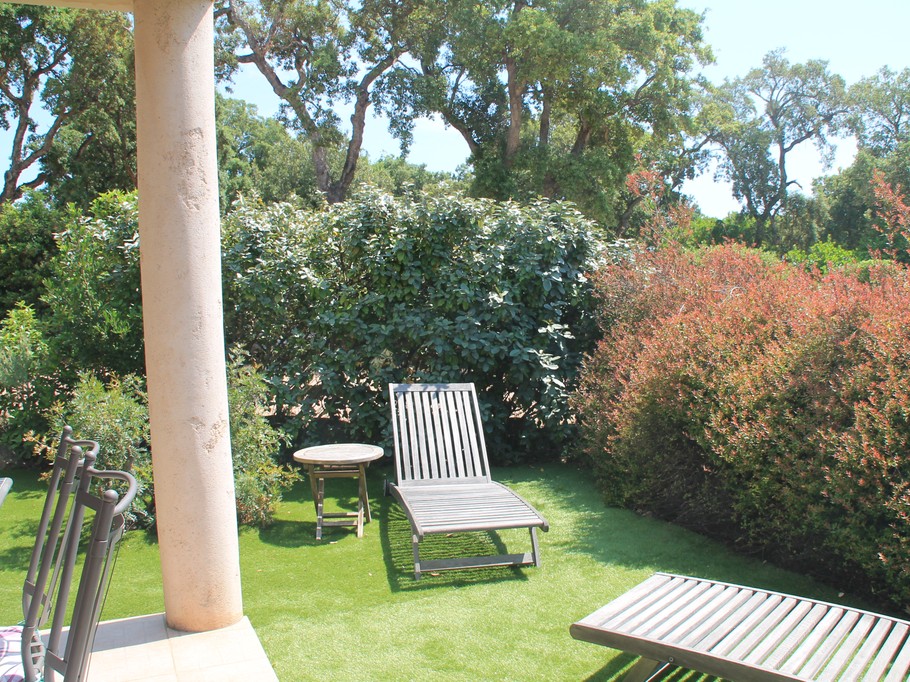 Coin détente devant terrasse