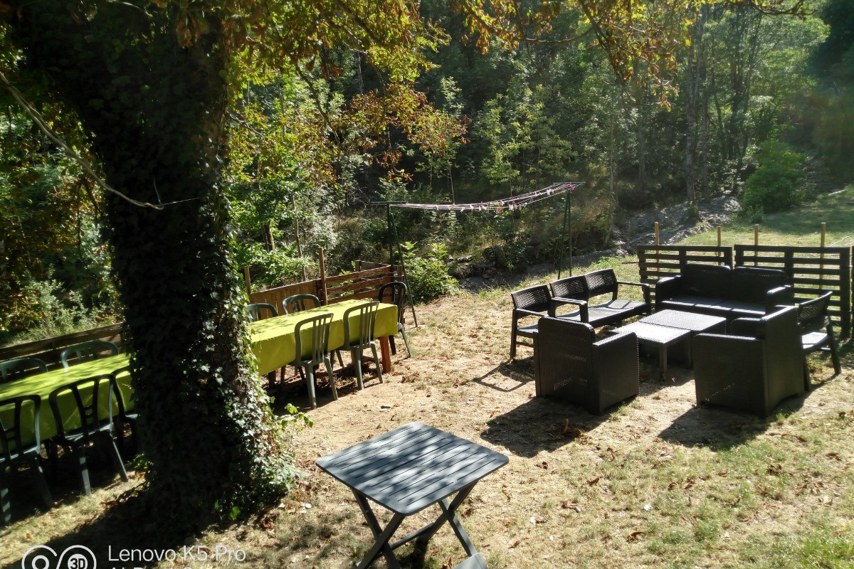 Coin repas et salon de jardin