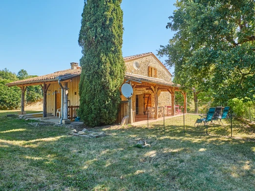 La Sarpette holiday cottage, set amongst the greenery in Gironde