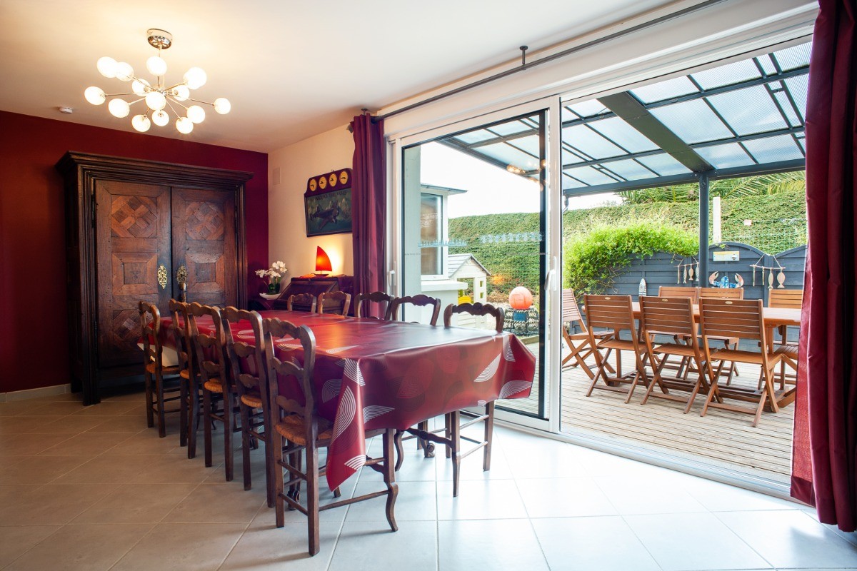 salle à manger et vue sur la terrasse couverte