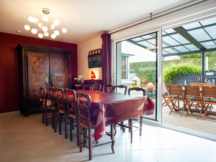 salle à manger et vue sur la terrasse couverte