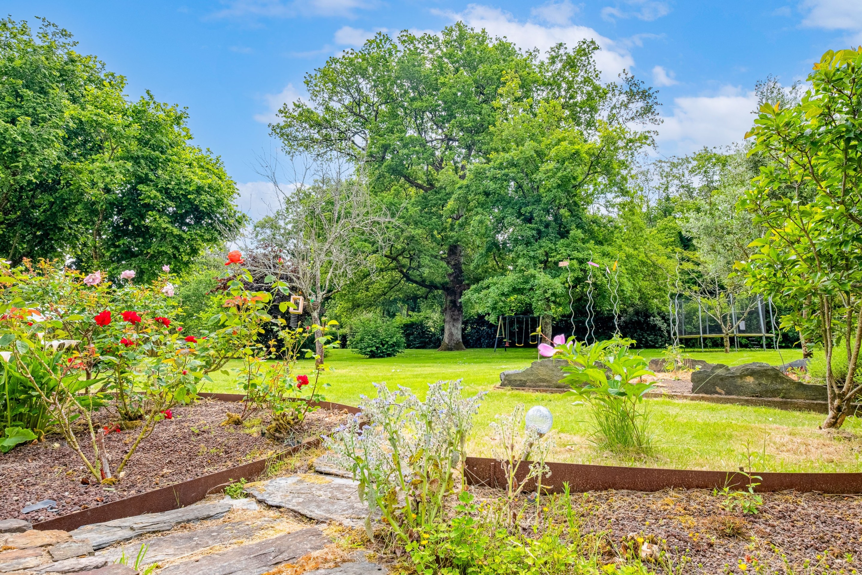 La propriété s'étend sur 1,5 hectares, avec des prairies, zones détente ou loisirs, balades, etc.