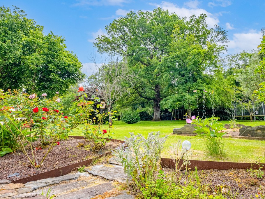 La propriété s'étend sur 1,5 hectares, avec des prairies, zones détente ou loisirs, balades, etc.