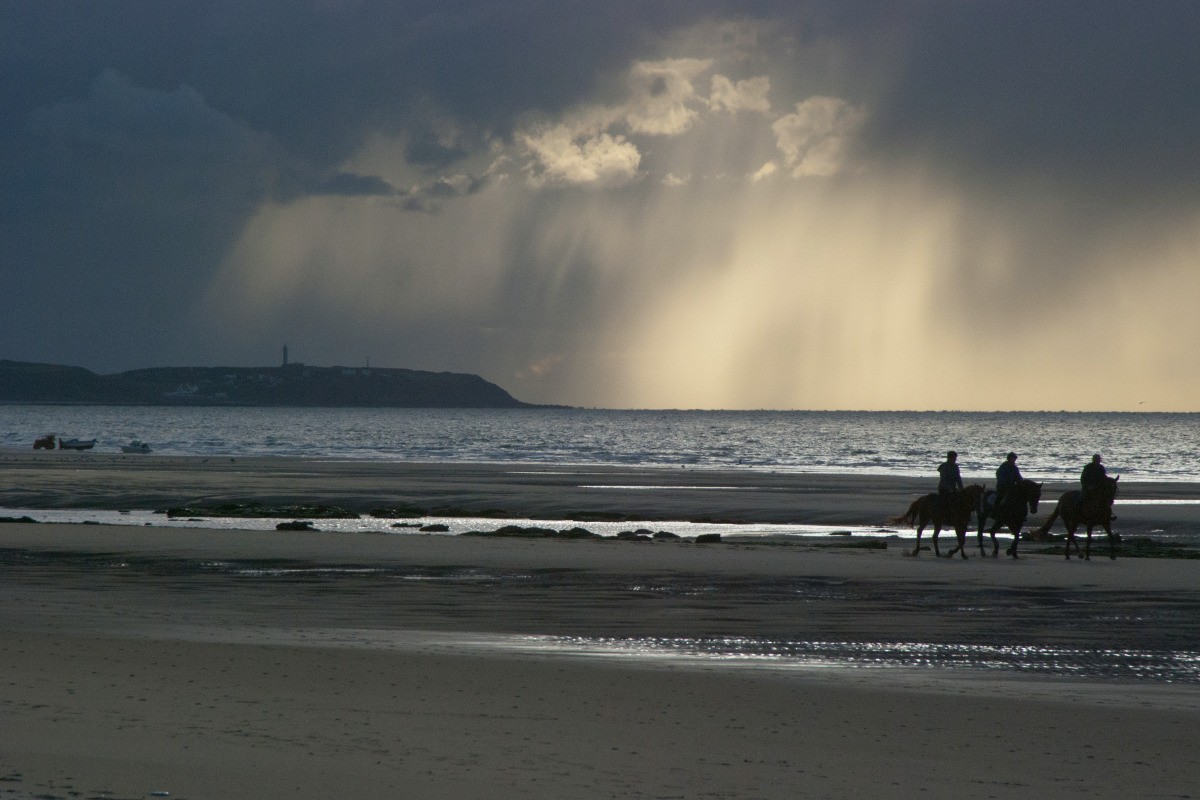 Promenade à cheval sur la plage de Strouanne.