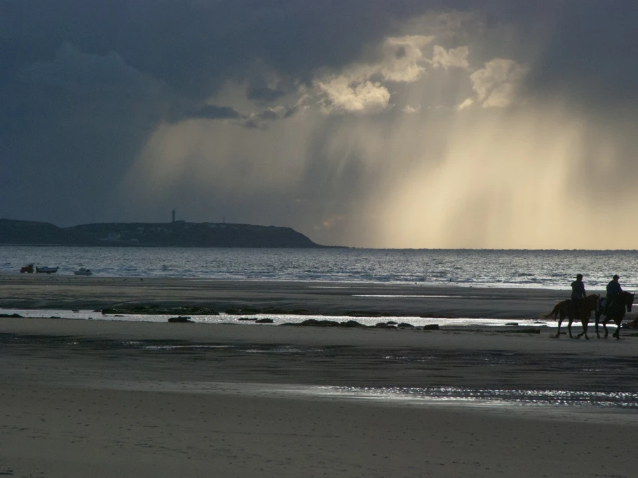 Promenade à cheval sur la plage de Strouanne.