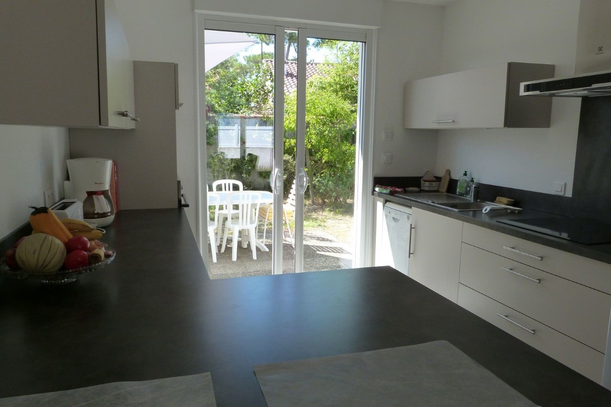 Cuisine ouverte donnant sur la terrasse