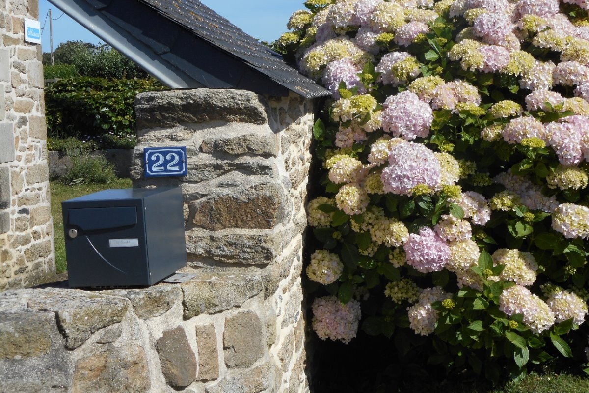 les hortensias 22 chemin de Penviny; passage couvert entre la cour au sud et le jardin clos au nord; barbecue fixe