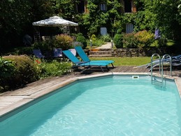 piscine et coin repas.