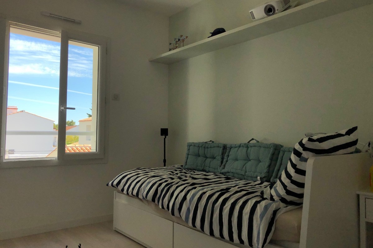 A l'étage : chambre avec un lit en 80 gigogne, modulable en 1 lit en 160 - Vidéoprojecteur