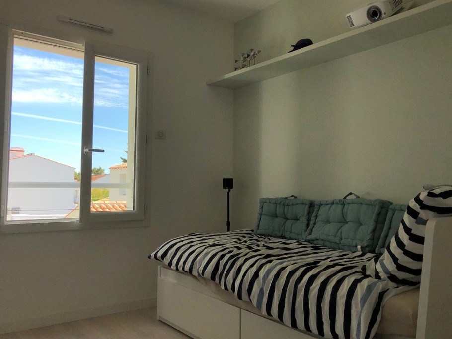 A l'étage : chambre avec un lit en 80 gigogne, modulable en 1 lit en 160 - Vidéoprojecteur