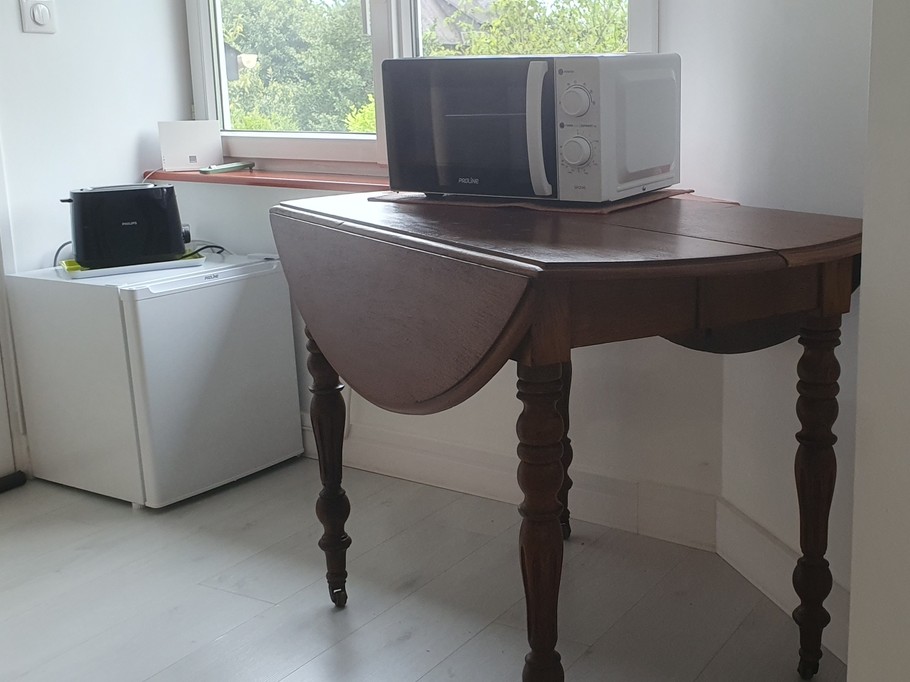 Clévacances - le palier (frigo et micro-ondes)