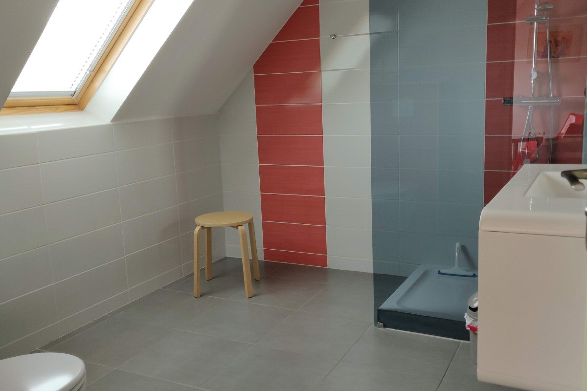 Salle d'eau à l'étage ( douche 1.20mx0.80, lavabo sur meuble, WC)