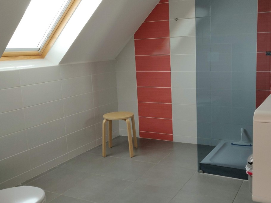 Salle d'eau à l'étage ( douche 1.20mx0.80, lavabo sur meuble, WC)