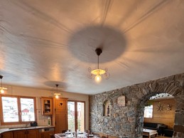 Cuisine ouverte sur la salle à manger, entièrement équipée pour vos repas.