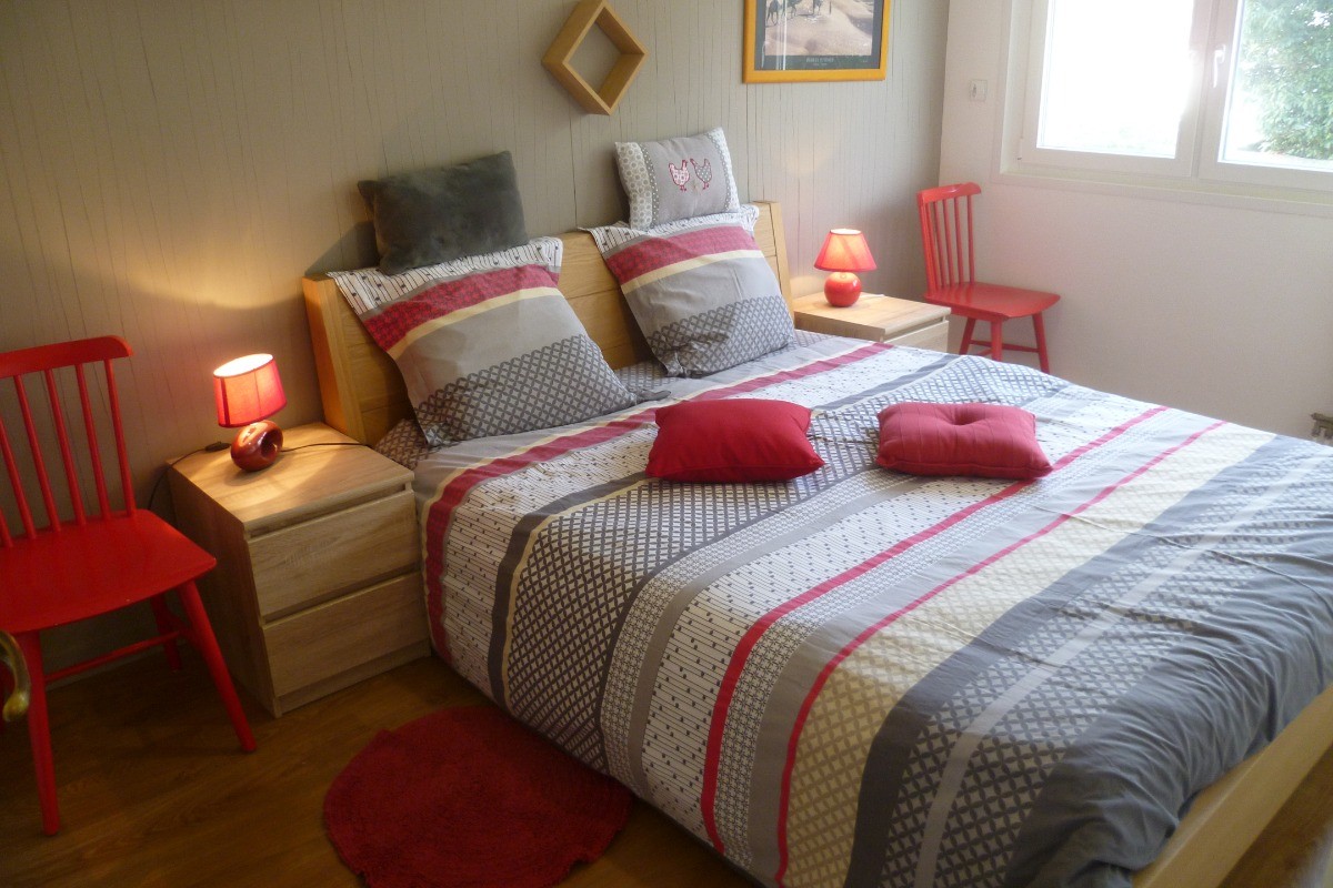 une chambre avec un lit de 160 communicante à la salle d'eau