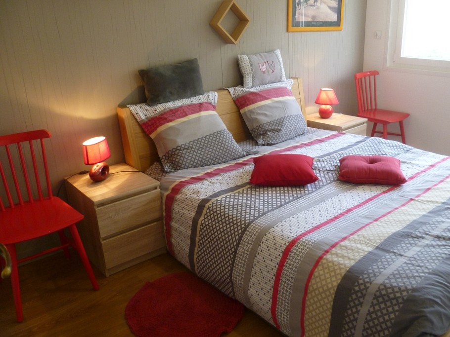 une chambre avec un lit de 160 communicante à la salle d'eau