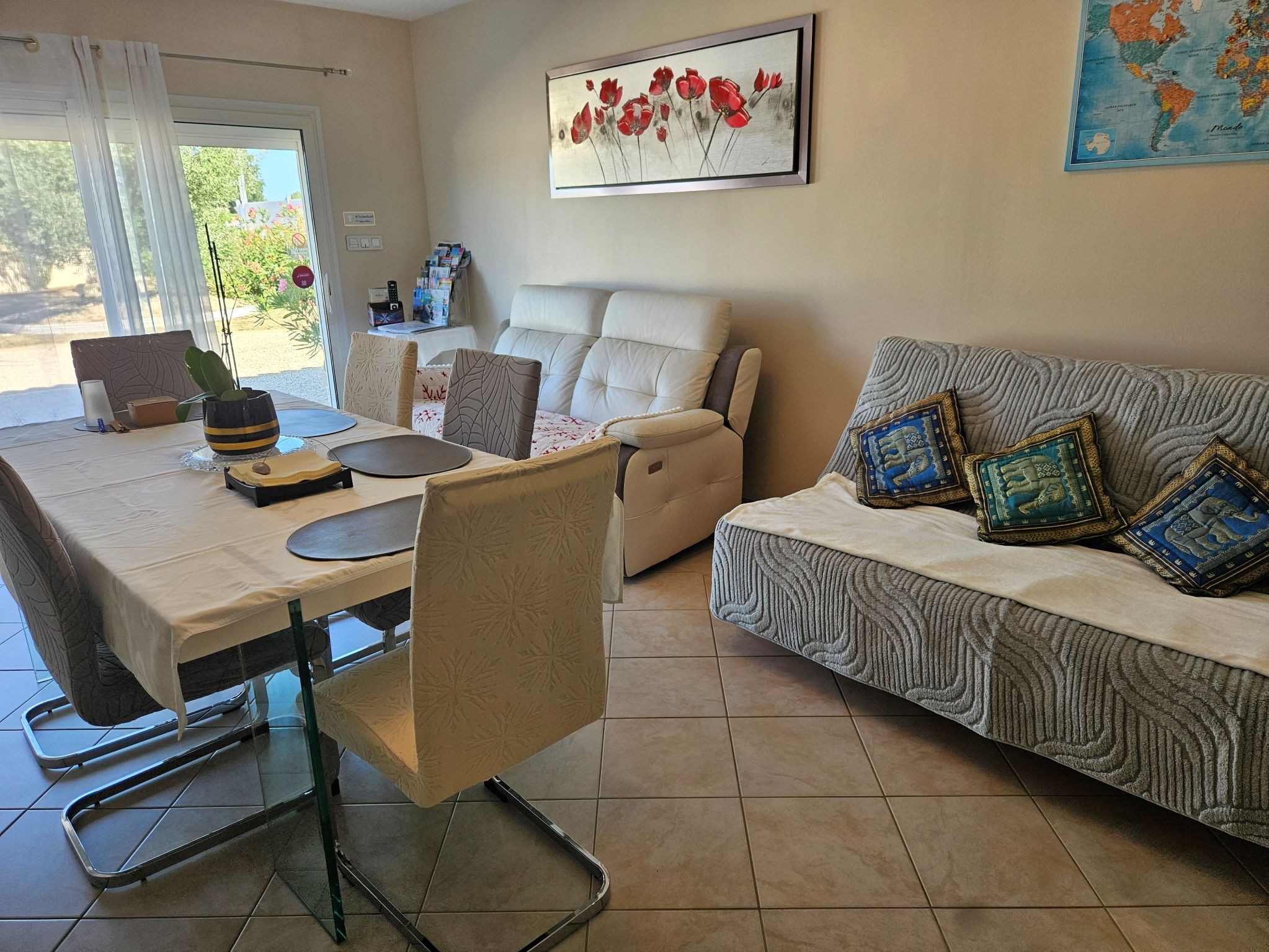 Les Lauriers roses du 17 holiday cottage, featuring a sofa bed for two people in addition to the bedroom, in Charente-Maritime, accommodating 2 to 4 people, with a Jacuzzi