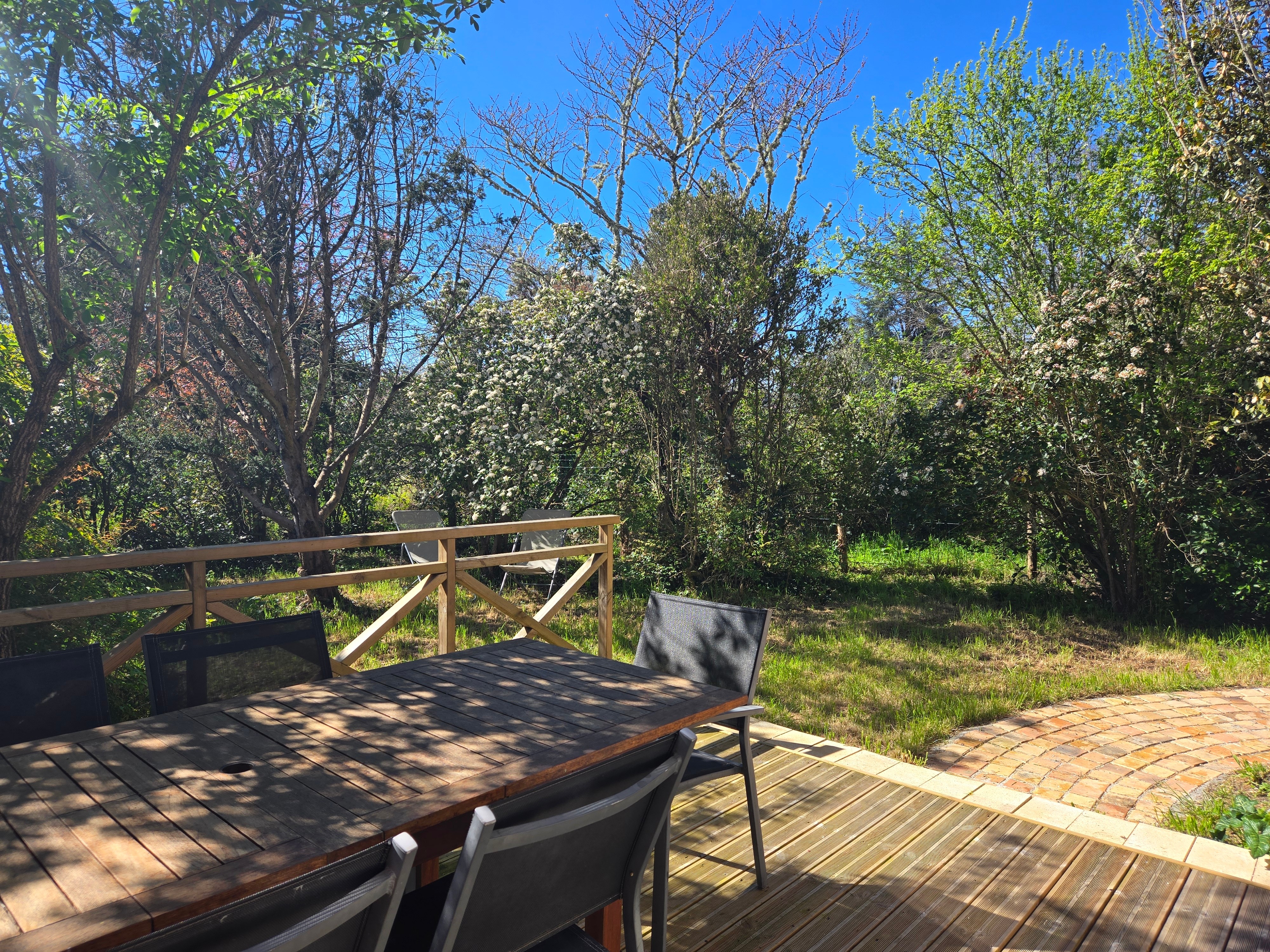 La terrasse ombragée donnant sur le jardin