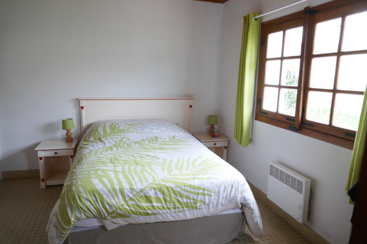 Chambre 2 avec un lit en 140