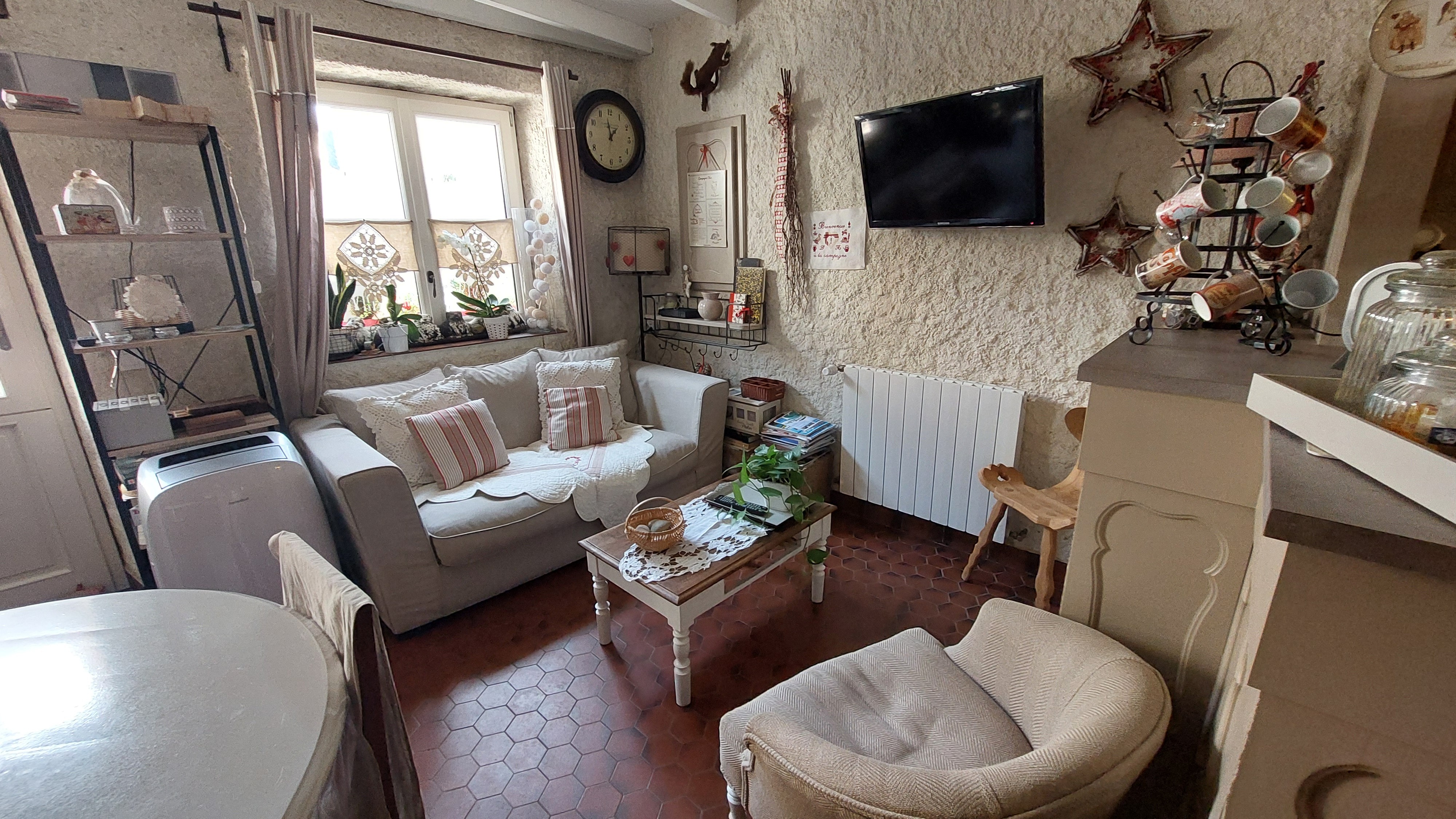 Salon équipé d’un canapé confortable et de décorations vintage, espace détente au rez-de-chaussée