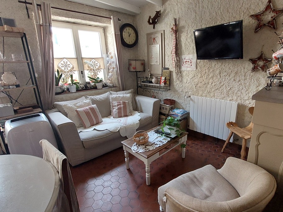 Salon équipé d’un canapé confortable et de décorations vintage, espace détente au rez-de-chaussée