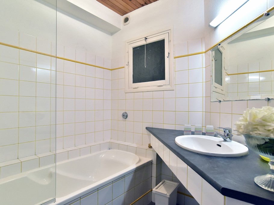Salle d'eau n°2 avec baignoire meuble vasque.