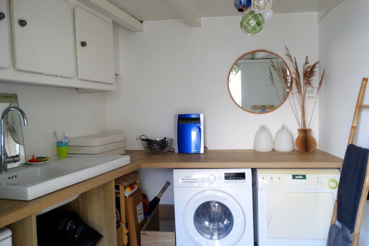 Salle d'eau non chauffée au rez-de-chaussée de la maison (accès indépendant)