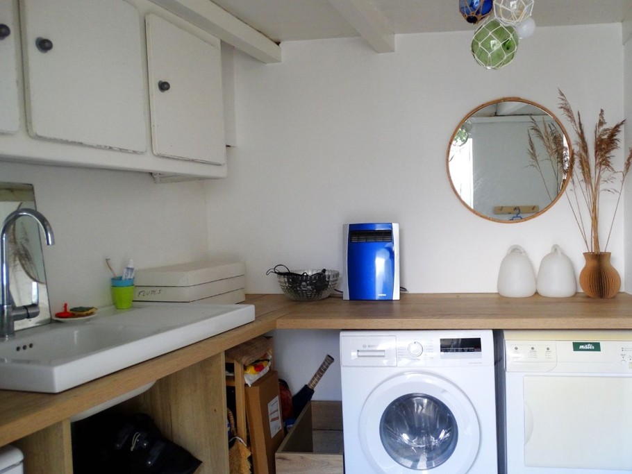 Salle d'eau non chauffée au rez-de-chaussée de la maison (accès indépendant)