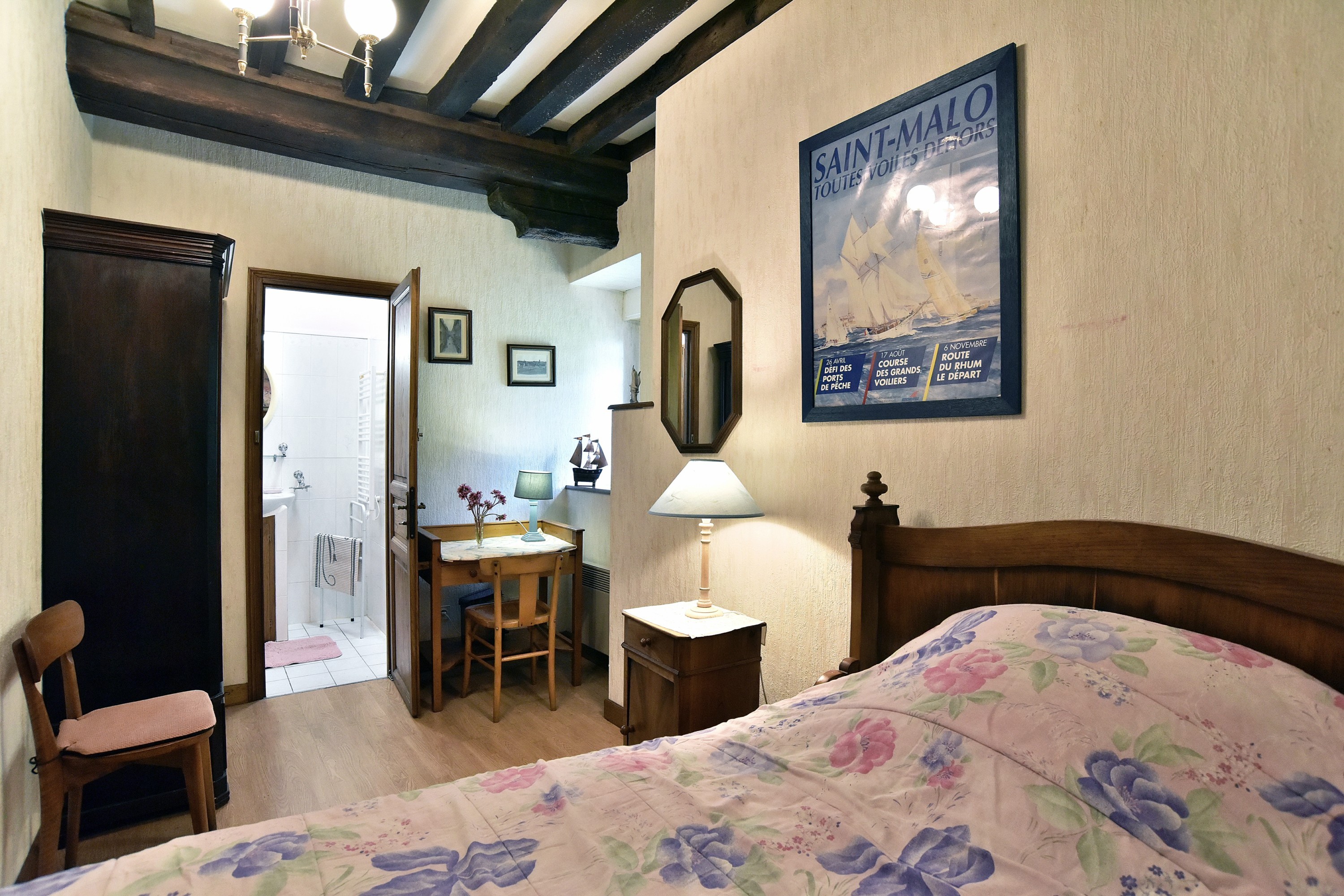 Chambre 3-4 : pour 1 à 3 personne (1 lit 140 cm x 190 cm et 1 lit 120 cm x 190 cm dans 2 pièces communicante). Une salle d'eau communicante. Un WC réservé.