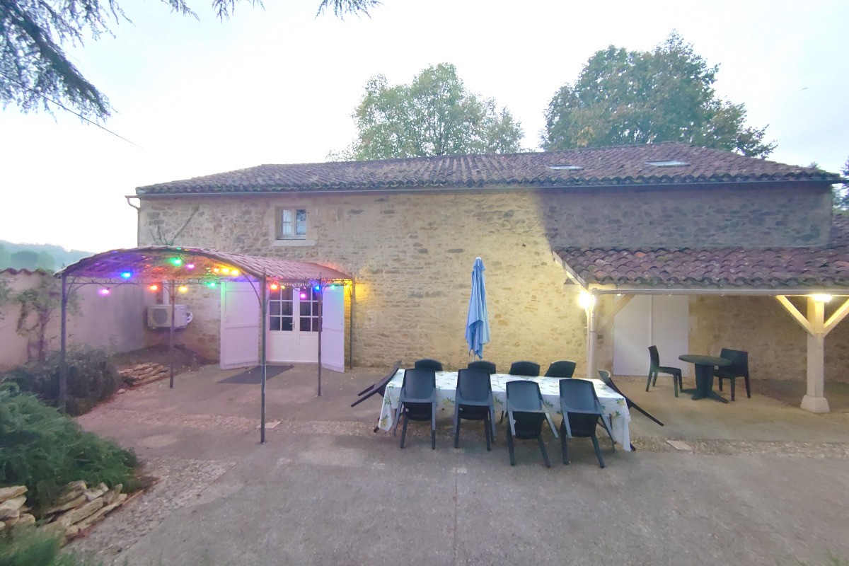 Terrasse et entrée du Gîte