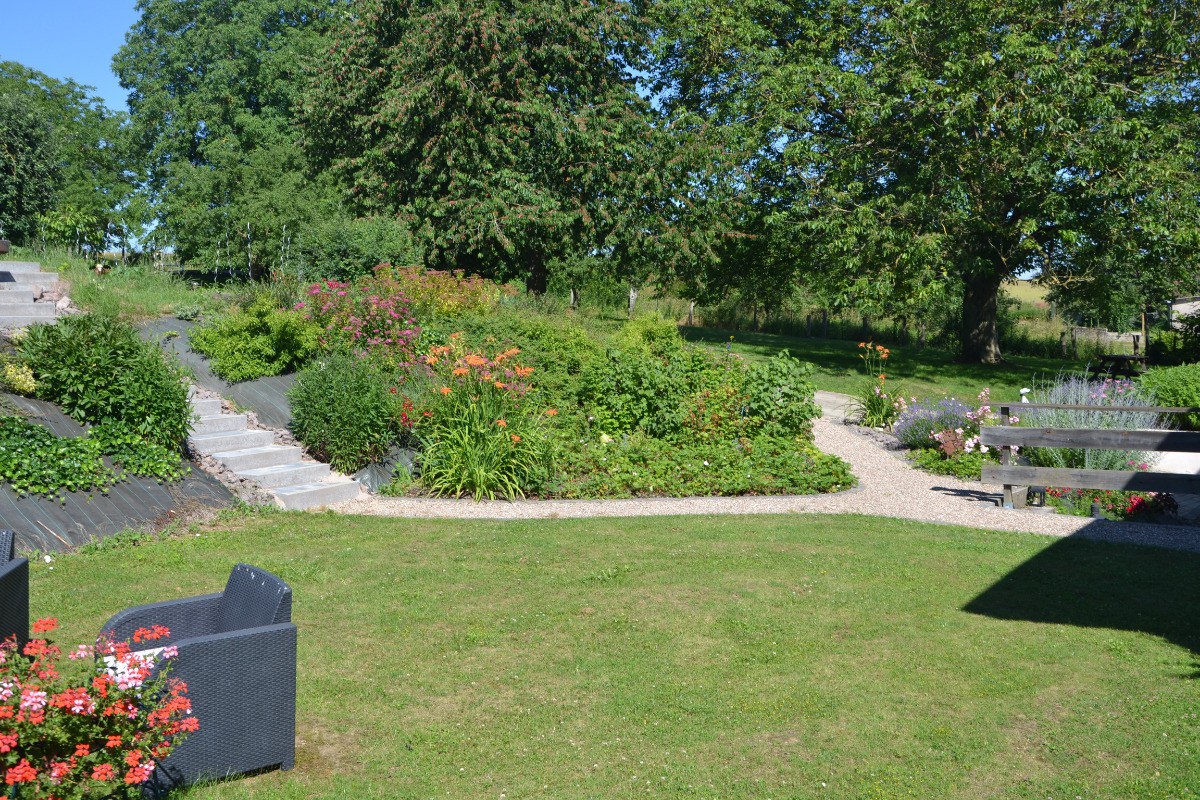 Gîtes du Holit. Le jardin en fleurs.