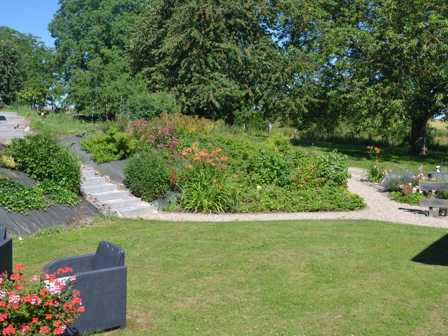Gîtes du Holit. Le jardin en fleurs.