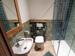 Chambre Sauge au 1er étage de la maison, 1 lit 2 pers. en 140x190 cm, sanitaires privatifs et attenants.
