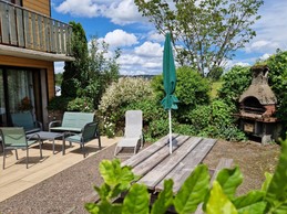 Terrasse privée avec Barbecue, salon de jardin et transats - Gîte des 4 vents à Girmont - Val d'Ajol dans les Vosges