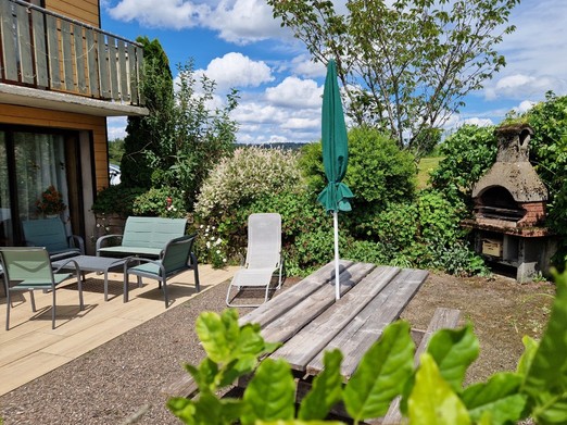 Terrasse privée avec Barbecue, salon de jardin et transats - Gîte des 4 vents à Girmont - Val d'Ajol dans les Vosges