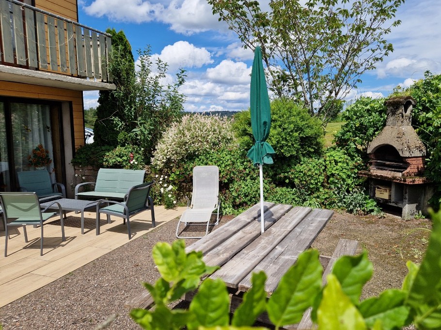 Terrasse privée avec Barbecue, salon de jardin et transats - Gîte des 4 vents à Girmont - Val d'Ajol dans les Vosges