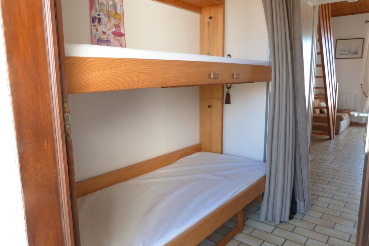 Lits enfants ouverts dans le couloir d'entrée