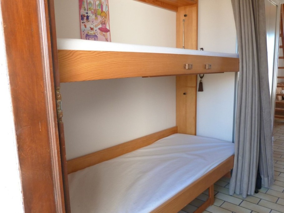 Lits enfants ouverts dans le couloir d'entrée