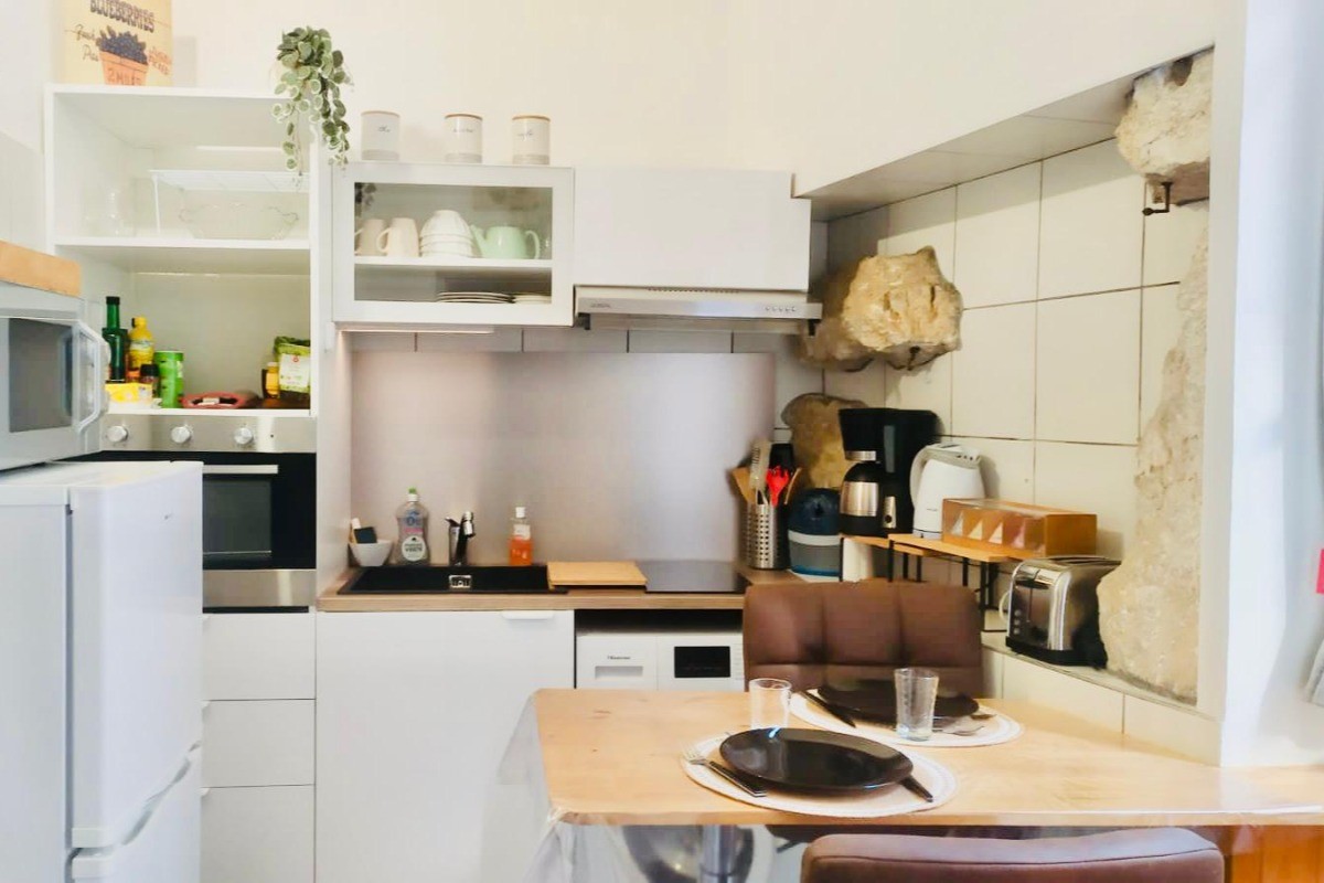 Coin cuisine , fonctionnel ,très bien équipée :  micro-onde, mini four, plaques induction, réfrigérateur combiné