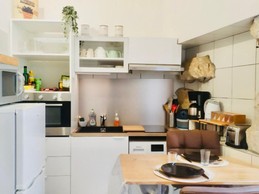 Coin cuisine , fonctionnel ,très bien équipée :  micro-onde, mini four, plaques induction, réfrigérateur combiné