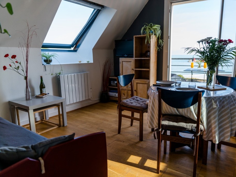 Une pièce de vie très agréable avec une superbe vue sur la plage de Trestel située à 50m