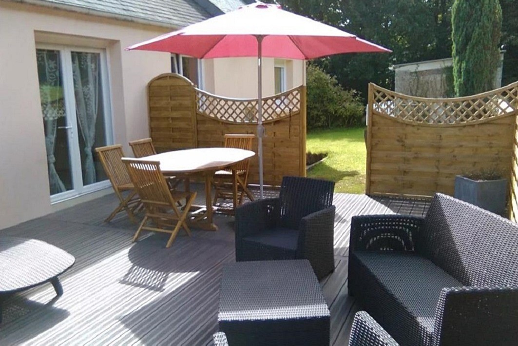 Grande terrasse à l'arrière de la maison