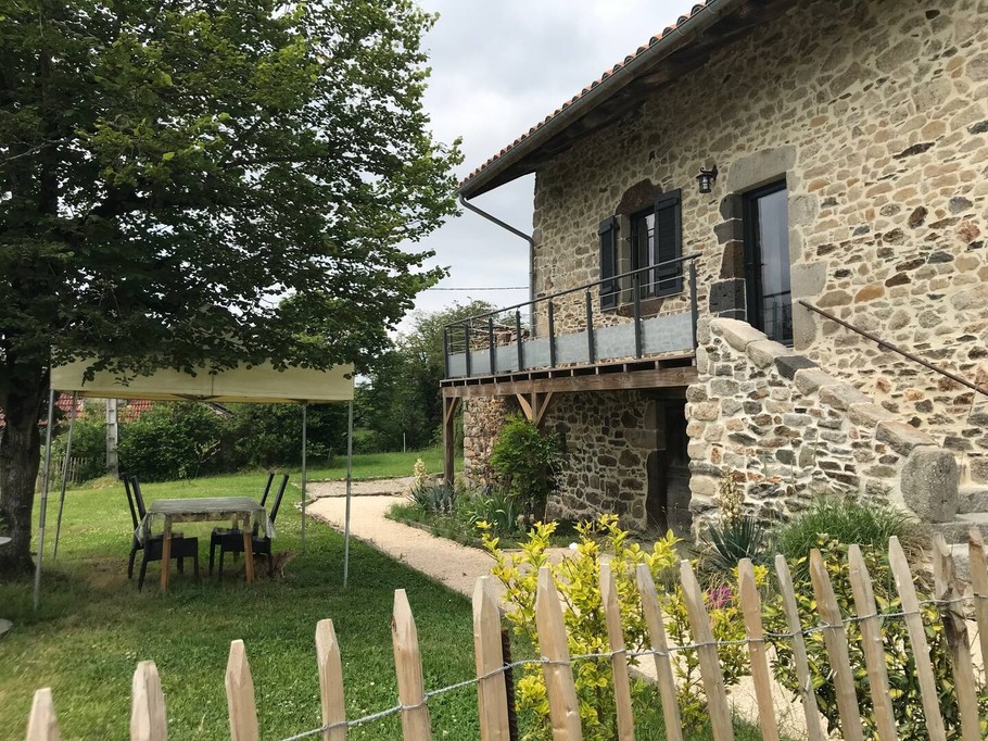 Façade du gîte auvergnat en pierres typiques vue, rénovée avec charme.