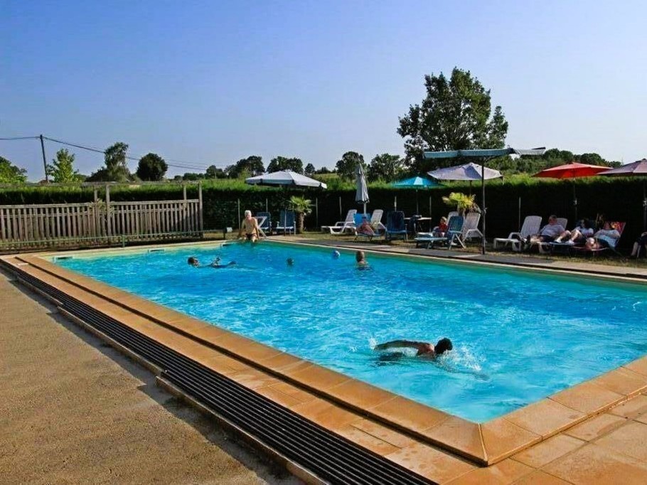 Piscine Le Chalet de Segala 46100 Cardaillac Clévacances