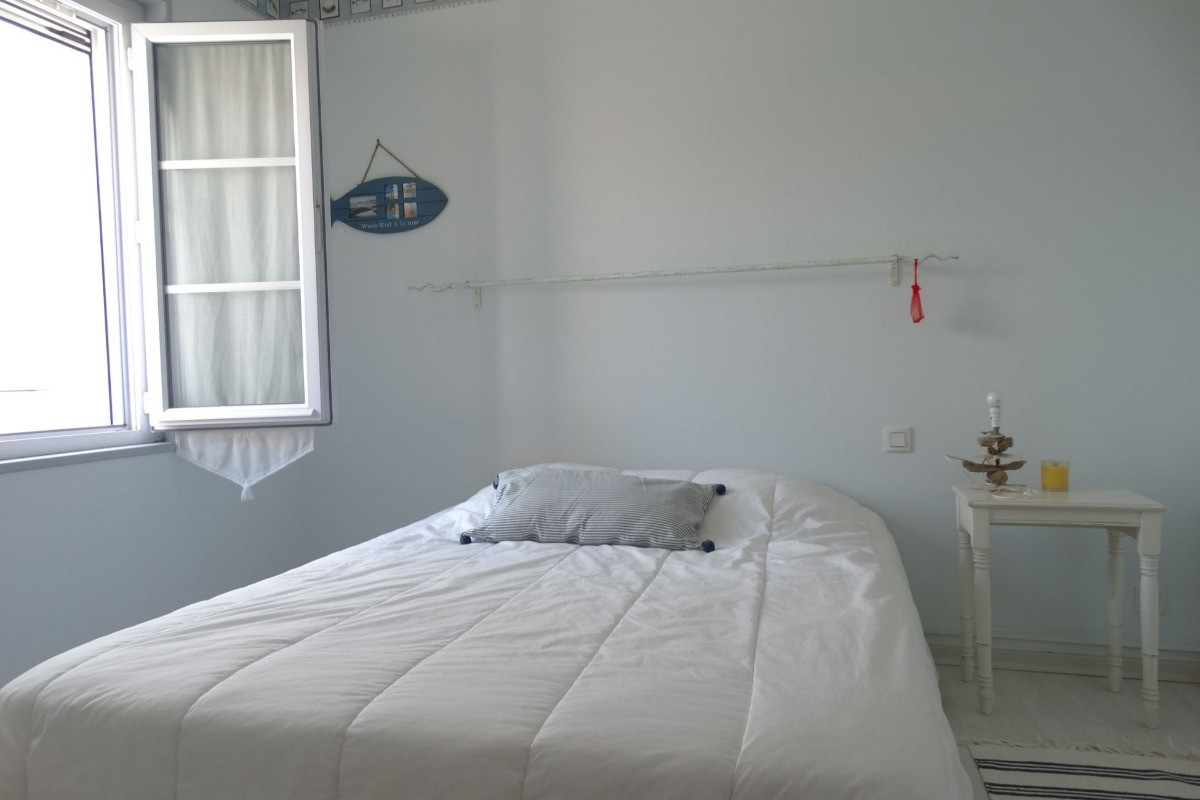 Chambre avec un lit en 140