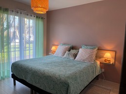 Bedroom 1 – 180 cm bed with walk-in wardrobe