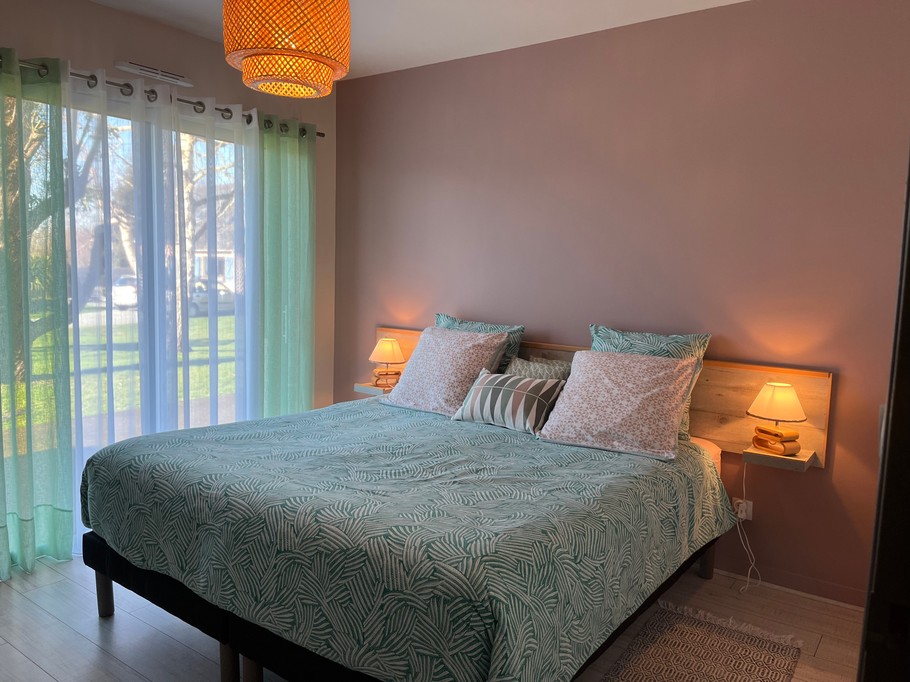 Bedroom 1 – 180 cm bed with walk-in wardrobe