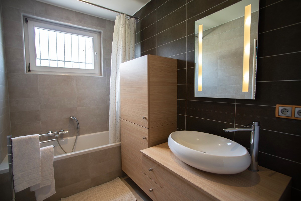 Salle de bains avec baignoire